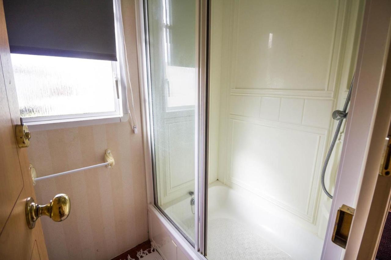 6 Berth Caravan With Decking Nearby Heacham Beach In Norfolk Ref 21047A Hotel Екстериор снимка