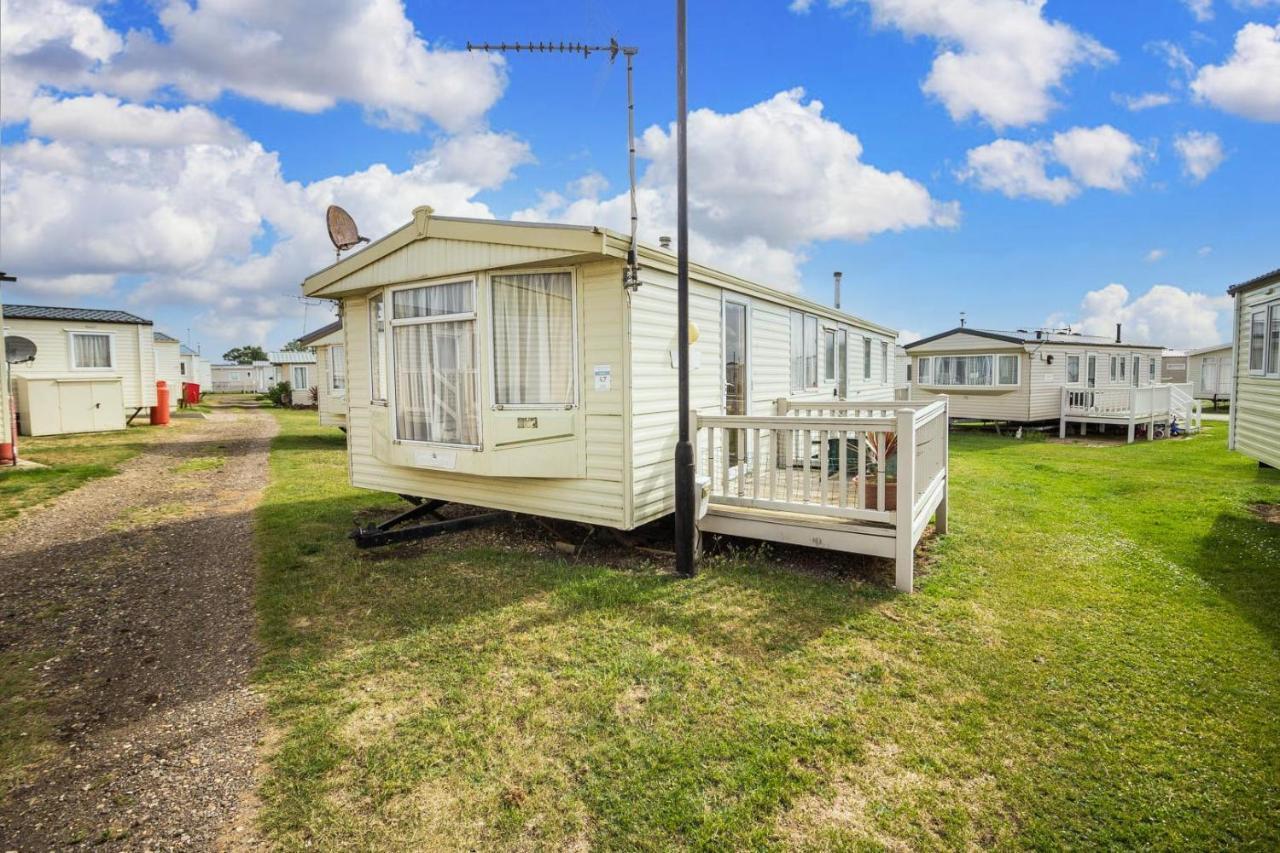 6 Berth Caravan With Decking Nearby Heacham Beach In Norfolk Ref 21047A Hotel Екстериор снимка