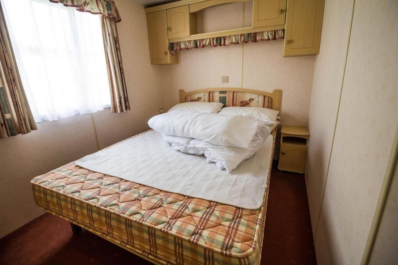 6 Berth Caravan With Decking Nearby Heacham Beach In Norfolk Ref 21047A Hotel Екстериор снимка