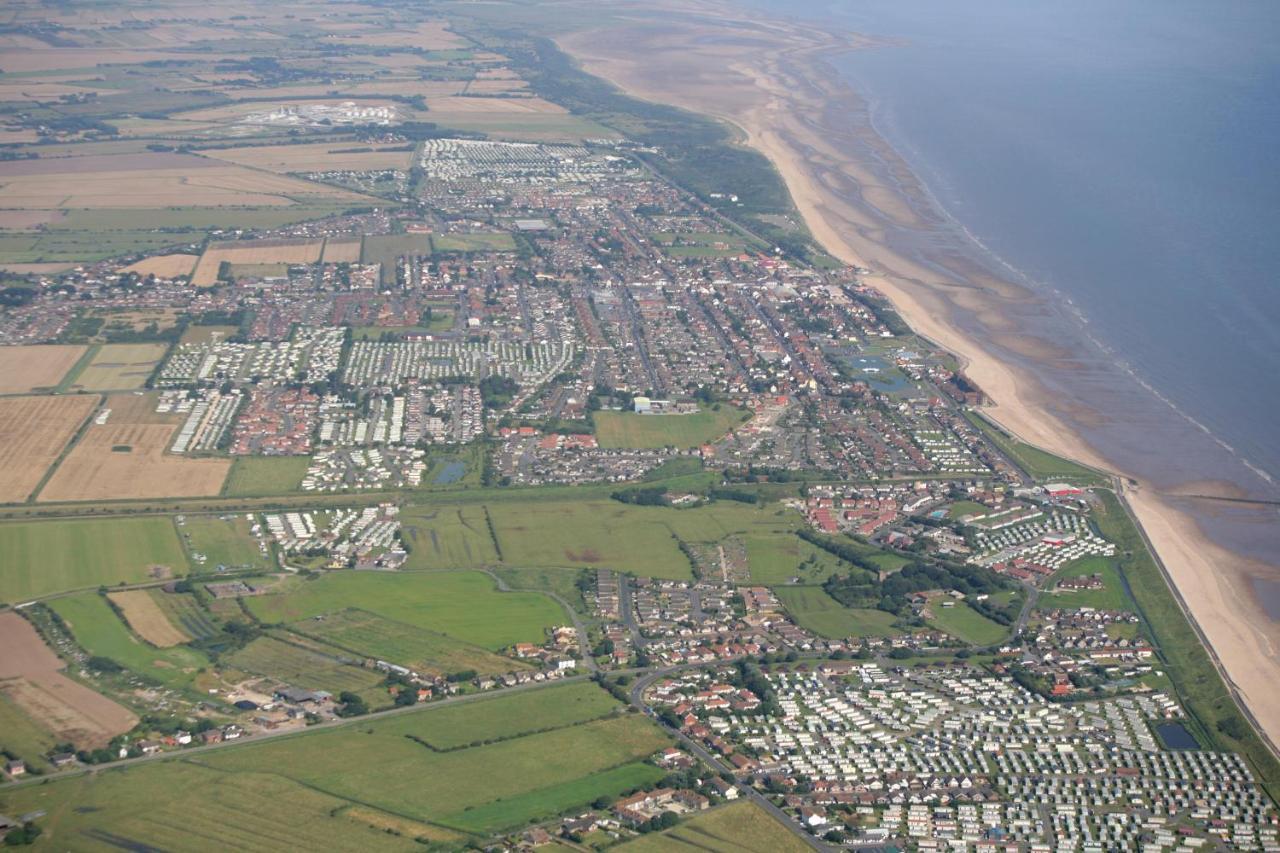6 Berth Caravan With Decking Nearby Heacham Beach In Norfolk Ref 21047A Hotel Екстериор снимка