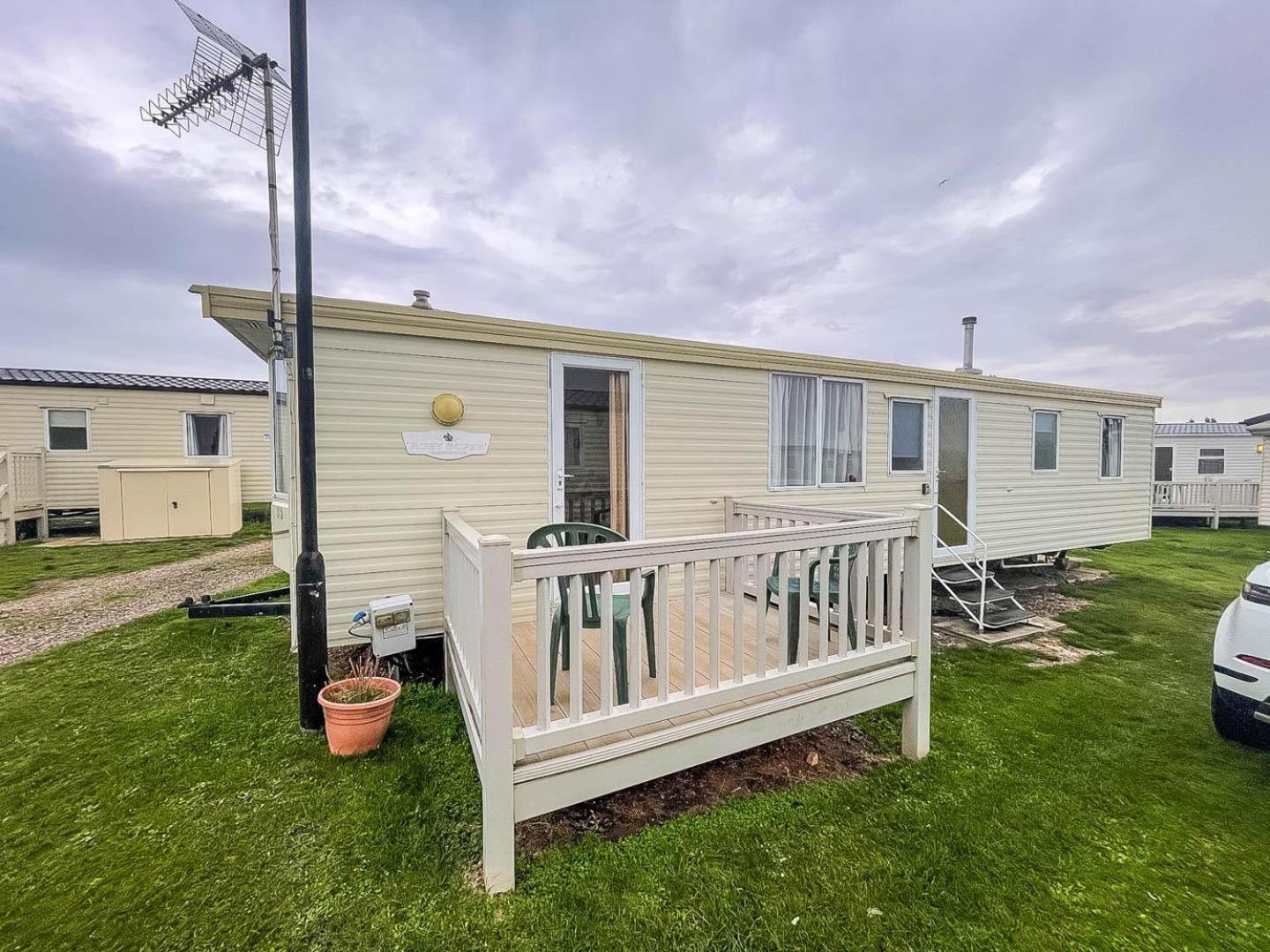 6 Berth Caravan With Decking Nearby Heacham Beach In Norfolk Ref 21047A Hotel Екстериор снимка