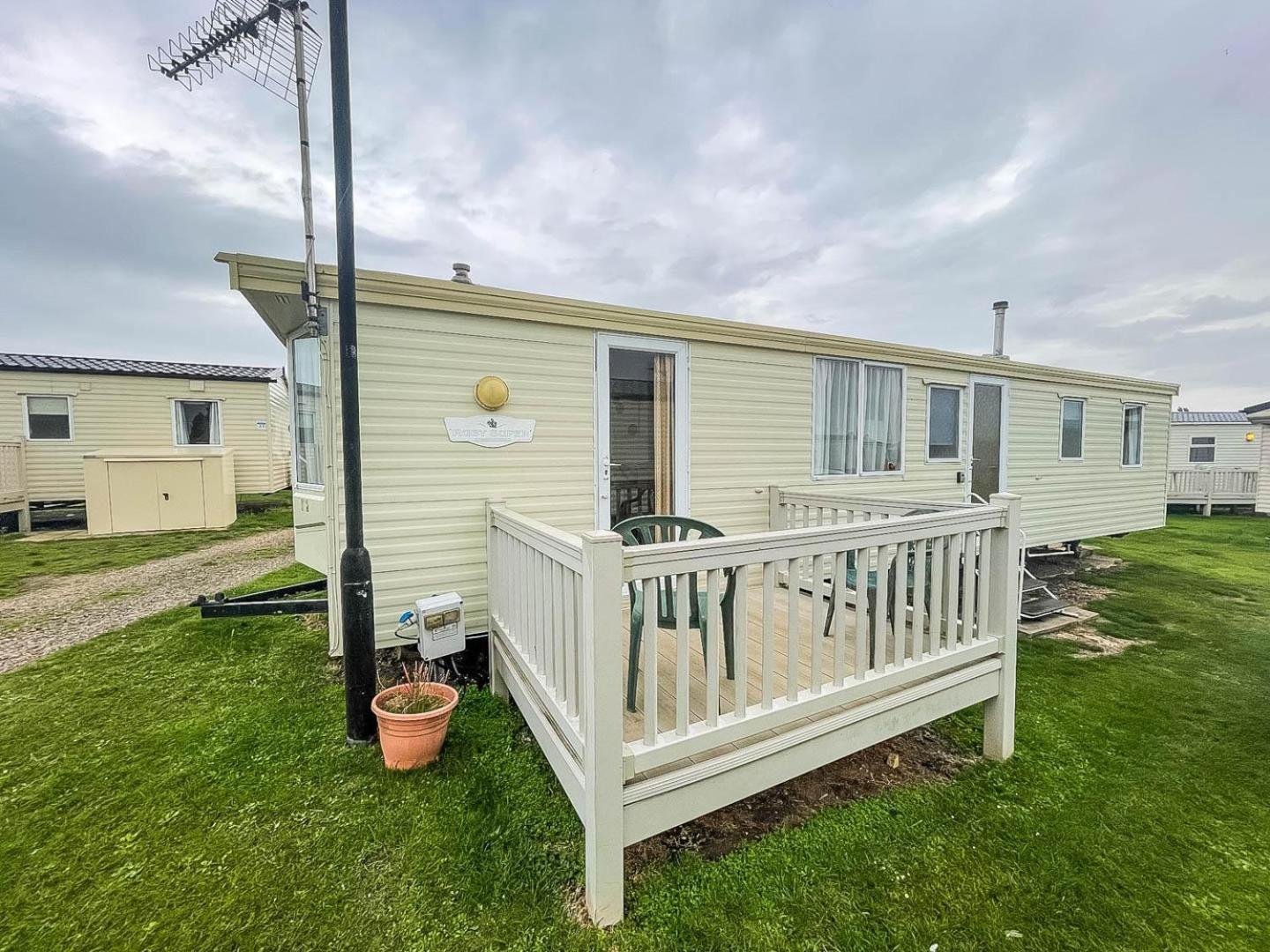 6 Berth Caravan With Decking Nearby Heacham Beach In Norfolk Ref 21047A Hotel Екстериор снимка