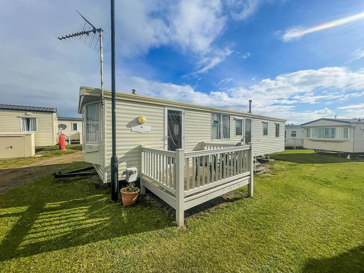 6 Berth Caravan With Decking Nearby Heacham Beach In Norfolk Ref 21047A Hotel Екстериор снимка