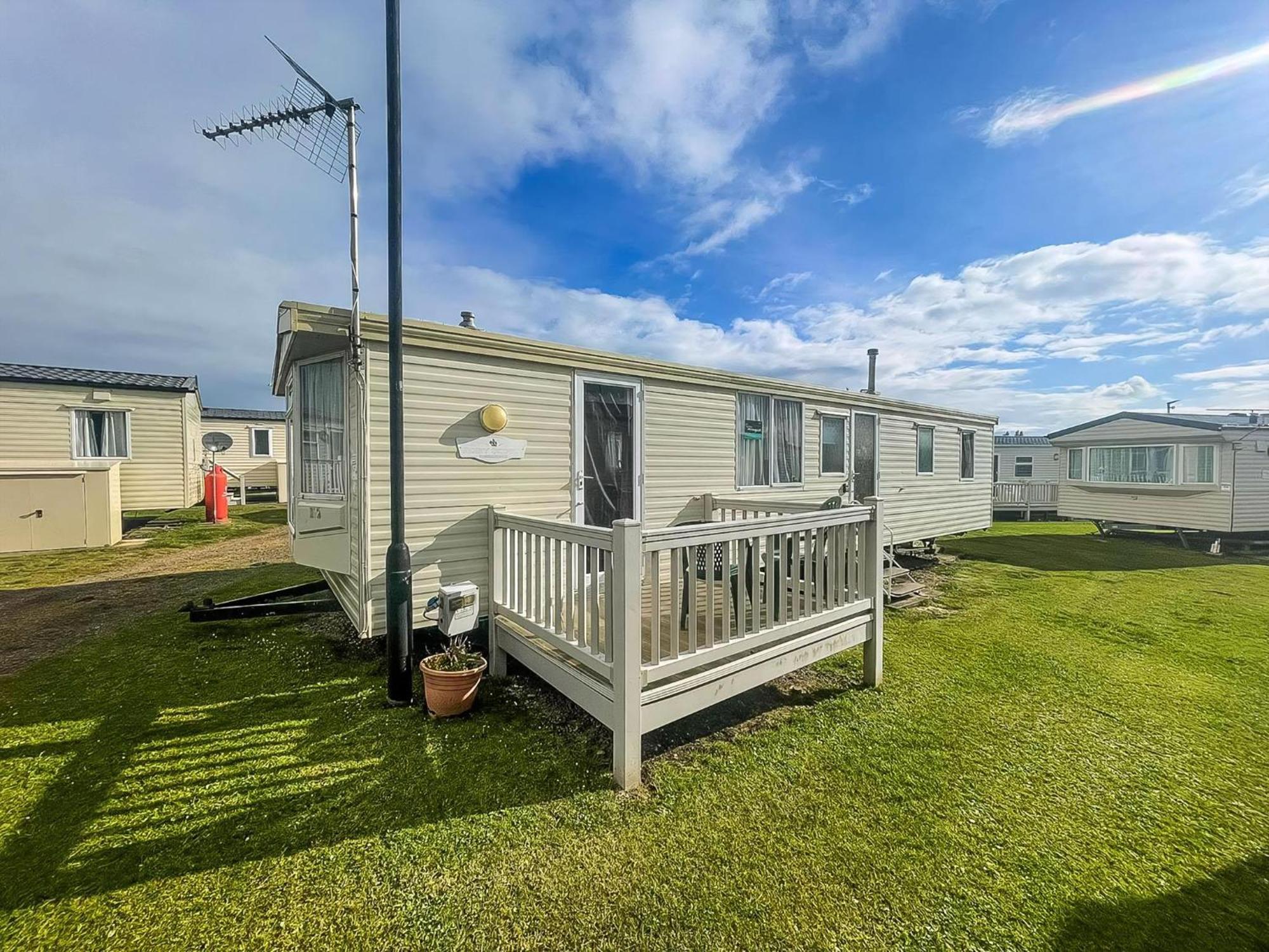 6 Berth Caravan With Decking Nearby Heacham Beach In Norfolk Ref 21047A Hotel Екстериор снимка
